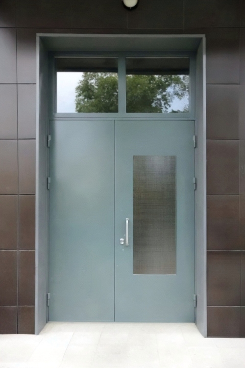 Подъездная дверь с армированным стеклом Подъездная дверь с армированным стеклом