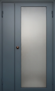 Полуторная подъездная дверь с большим армированным стеклом и полимерной покраской Полуторная подъездная дверь с большим армированным стеклом и полимерной покраской